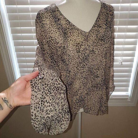 Pins and Needles. Animal Print light weight flowy Blouse -Size Large - Picture 5 of 7